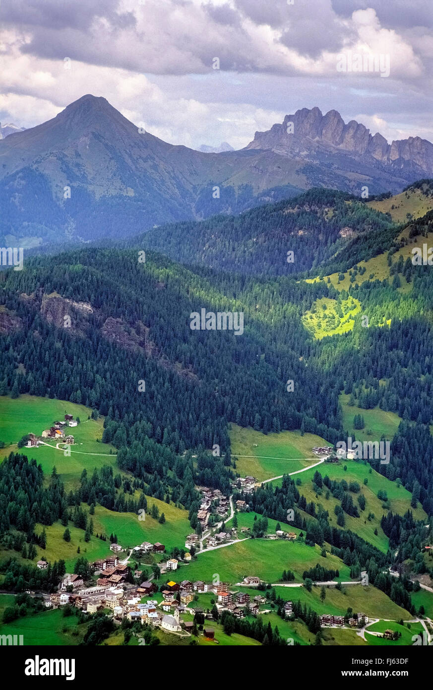 Monte Poro (sinistra) e Settsass gruppo (a destra), l'Italia, Alto Adige, Dolomiti Foto Stock