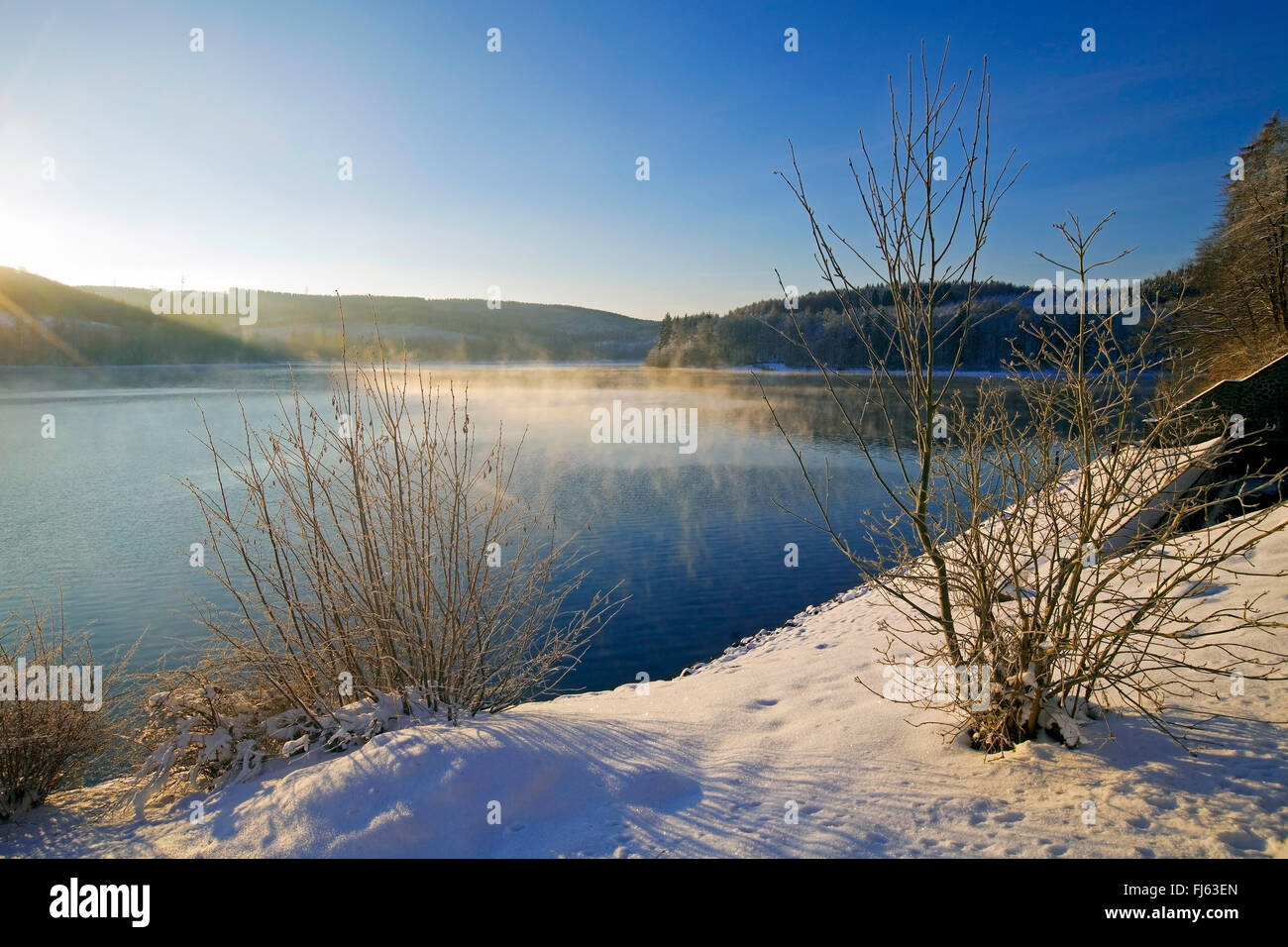 Il versetto serbatoio in inverno, in Germania, in Renania settentrionale-Vestfalia, Sauerland, Luedenscheid Foto Stock