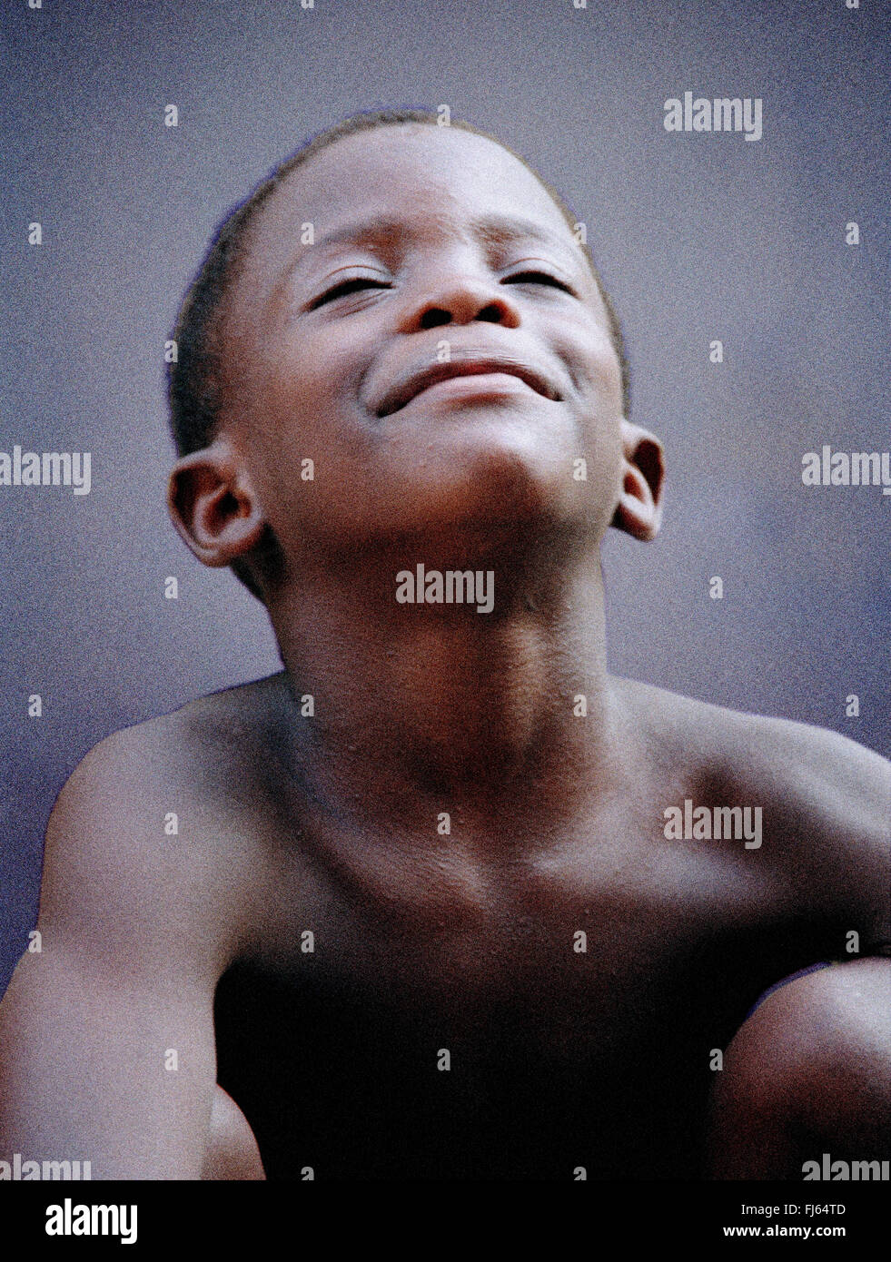 Ragazzo cubano, con gli occhi chiusi, Cuba Foto Stock