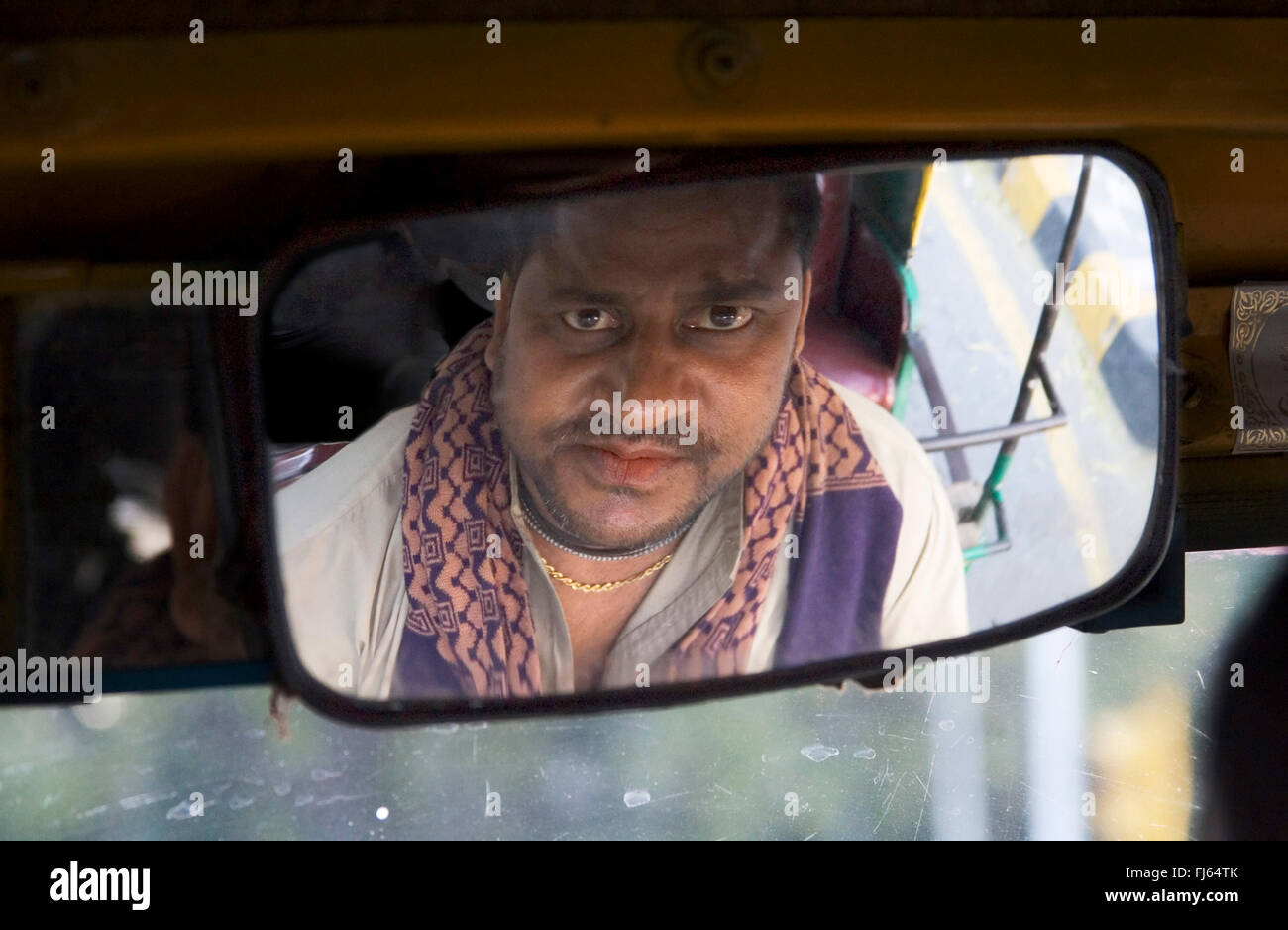 Taxidriver in specchietto retrovisore, India Delhi Foto Stock
