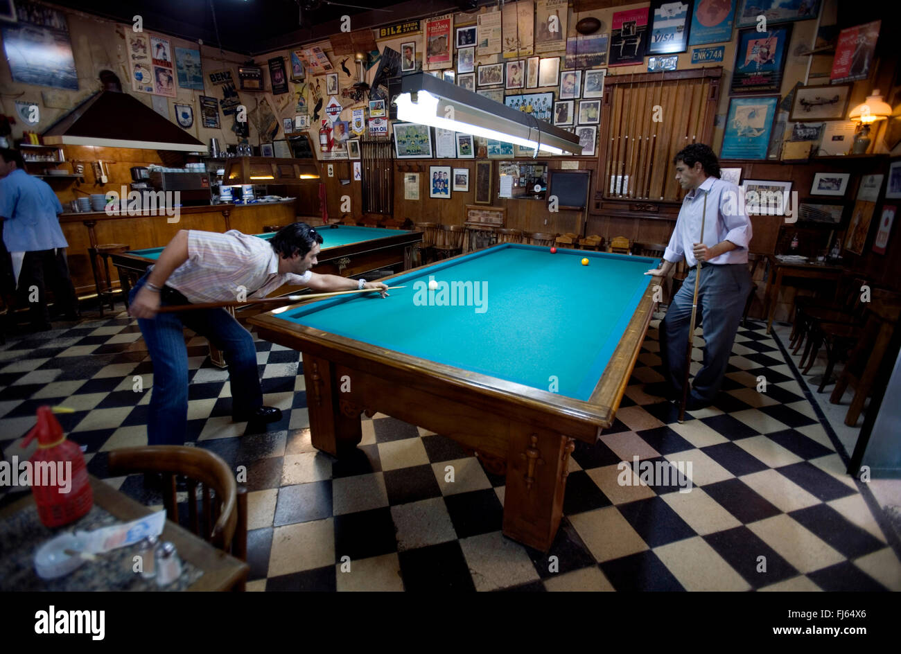 Due ragazzi giocare biliardo in un tipico bar, Argentina Foto Stock