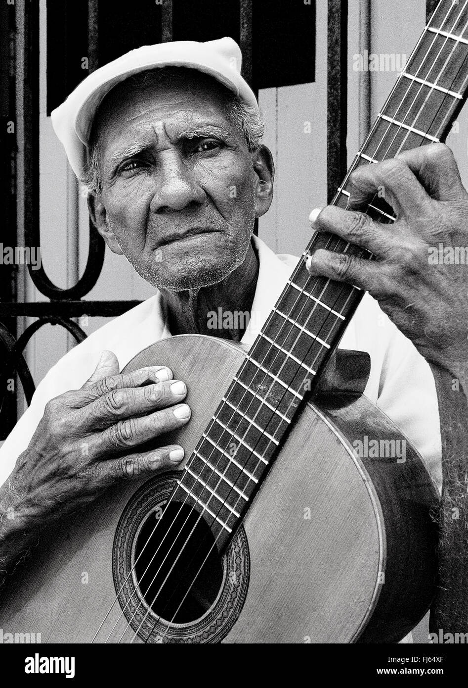 Uomo cubano a suonare la chitarra, Cuba Foto Stock