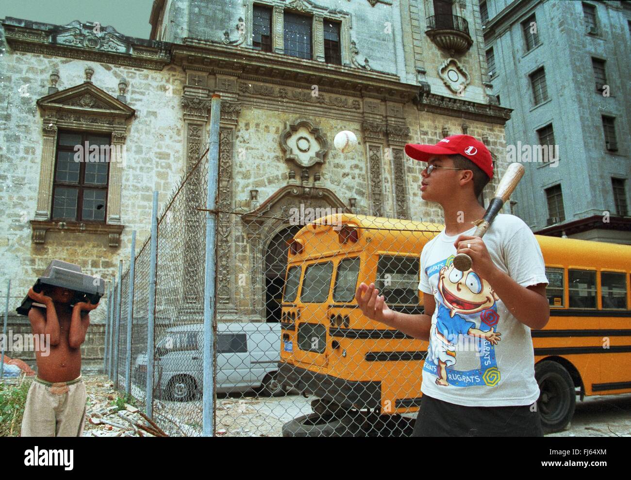 Ragazzo cubano con la mazza da baseball, Cuba. Foto Stock