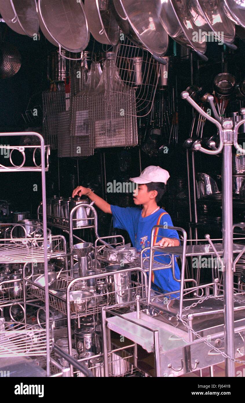 Ragazzo vietnamita in acciaio inox shop, Vietnam. Foto Stock