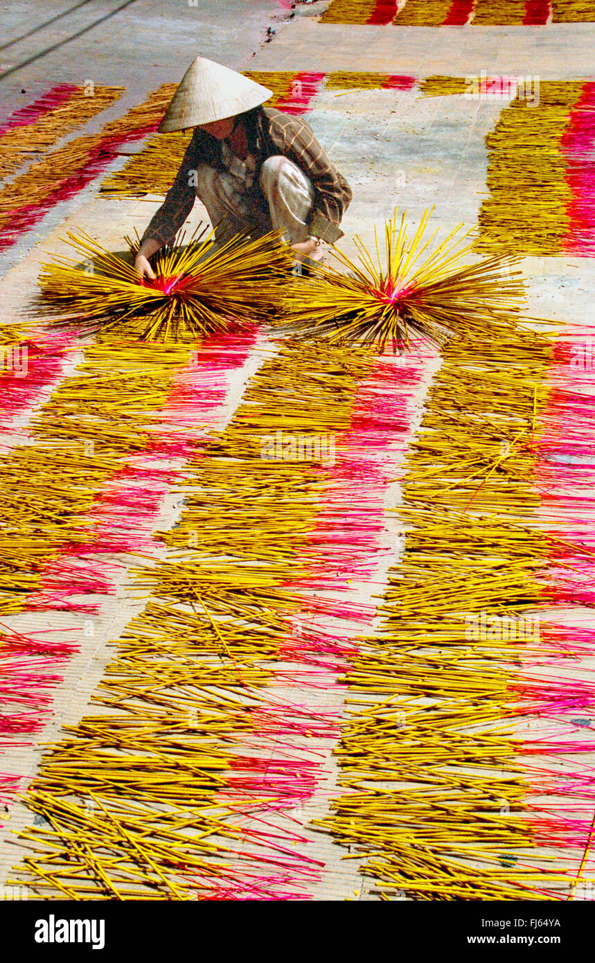 Incenso vietnamita venditore sul marciapiede, Vietnam Foto Stock