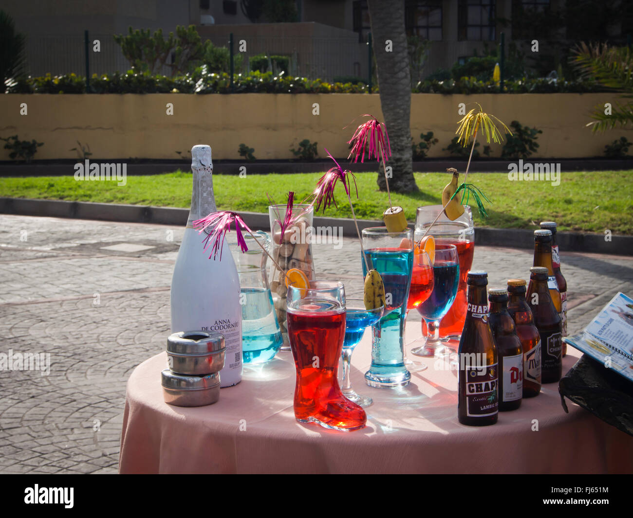 Colorata selezione di bevande in offerta al di fuori di un ristorante a Playa Las Americas Tenerife Isole Canarie Spagna Foto Stock