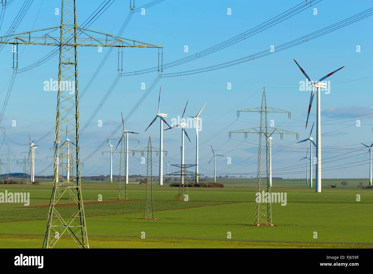 Wind Farm e linee ad alta tensione, in Germania, in Renania settentrionale-Vestfalia, Paderborner Land Foto Stock