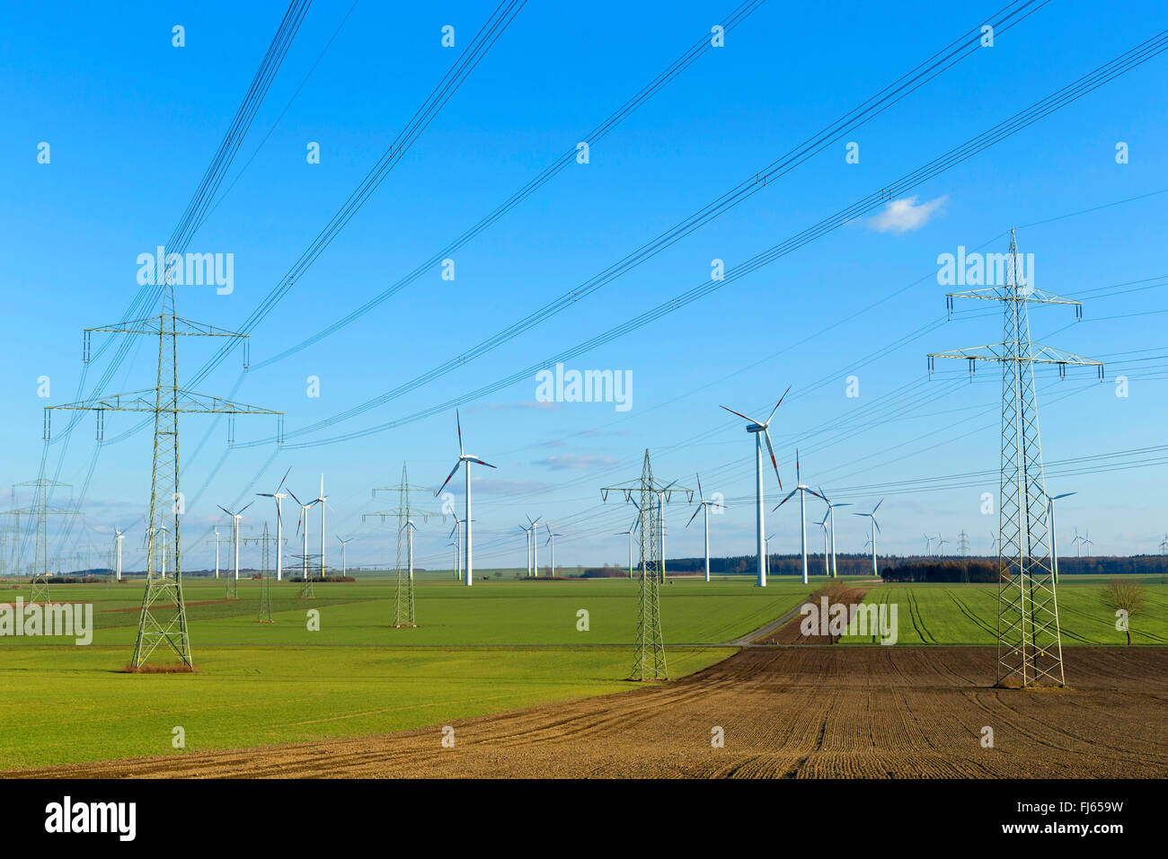 Wind Farm e linee ad alta tensione, in Germania, in Renania settentrionale-Vestfalia, Paderborner Land Foto Stock