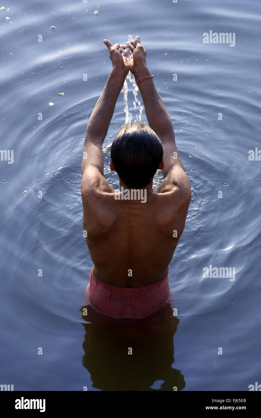 Mornig bagno nel fiume Gange, India, Varanasi Foto Stock