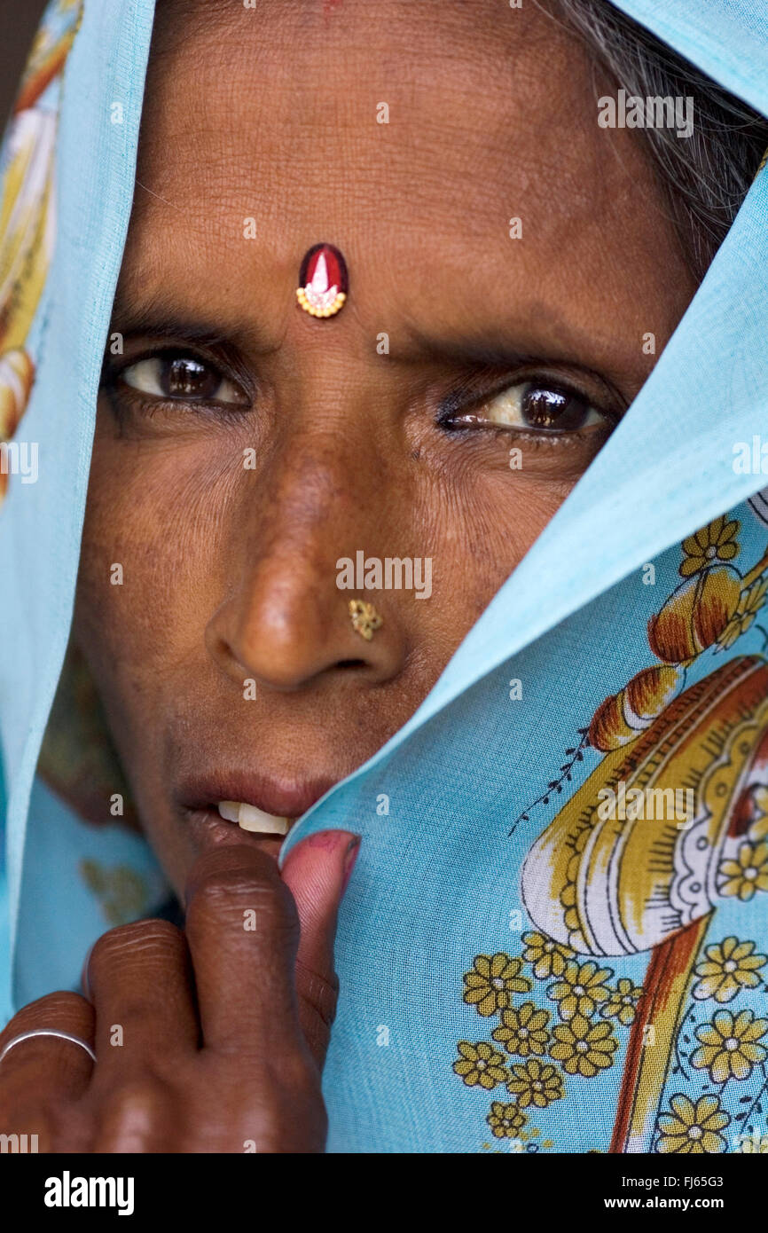 Una donna con il velo, India Foto Stock