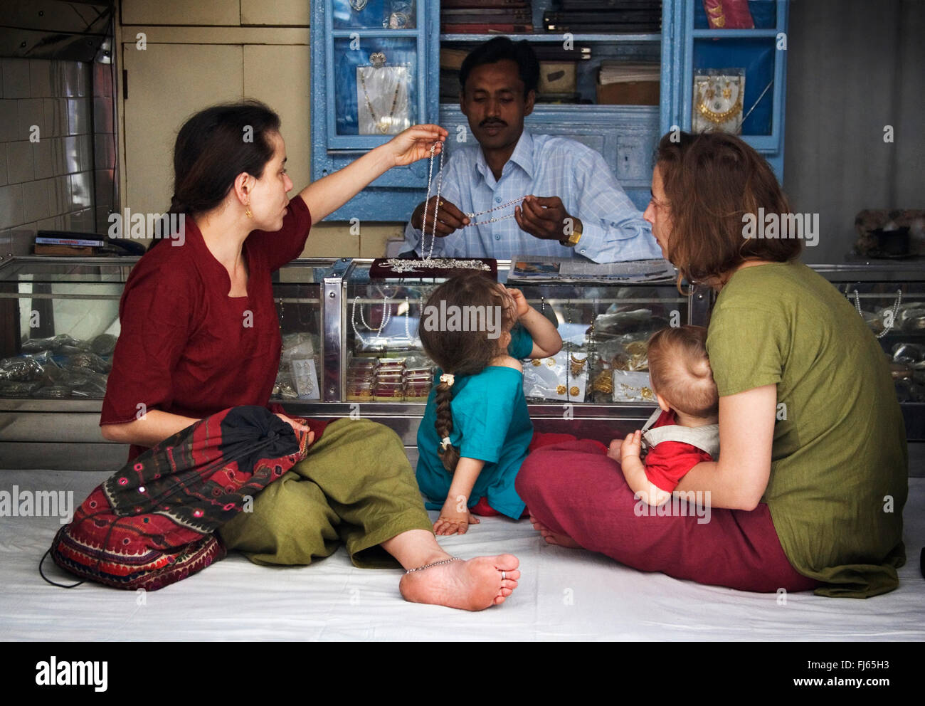 Due donne shopping gioiellerie, India, Varanasi Foto Stock