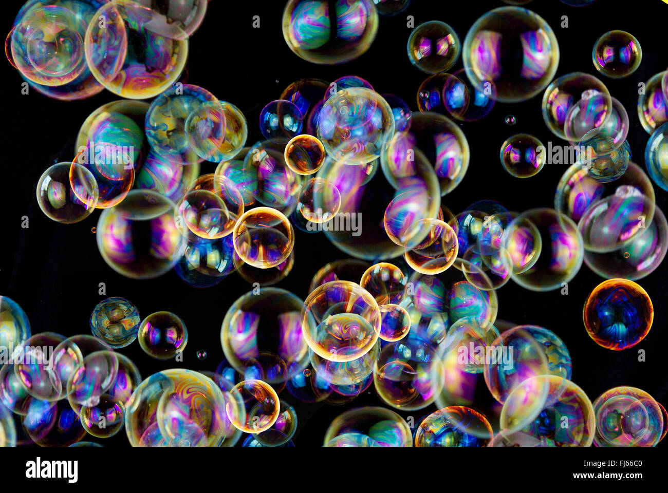 Molte colorate bolle di sapone su sfondo nero Foto Stock