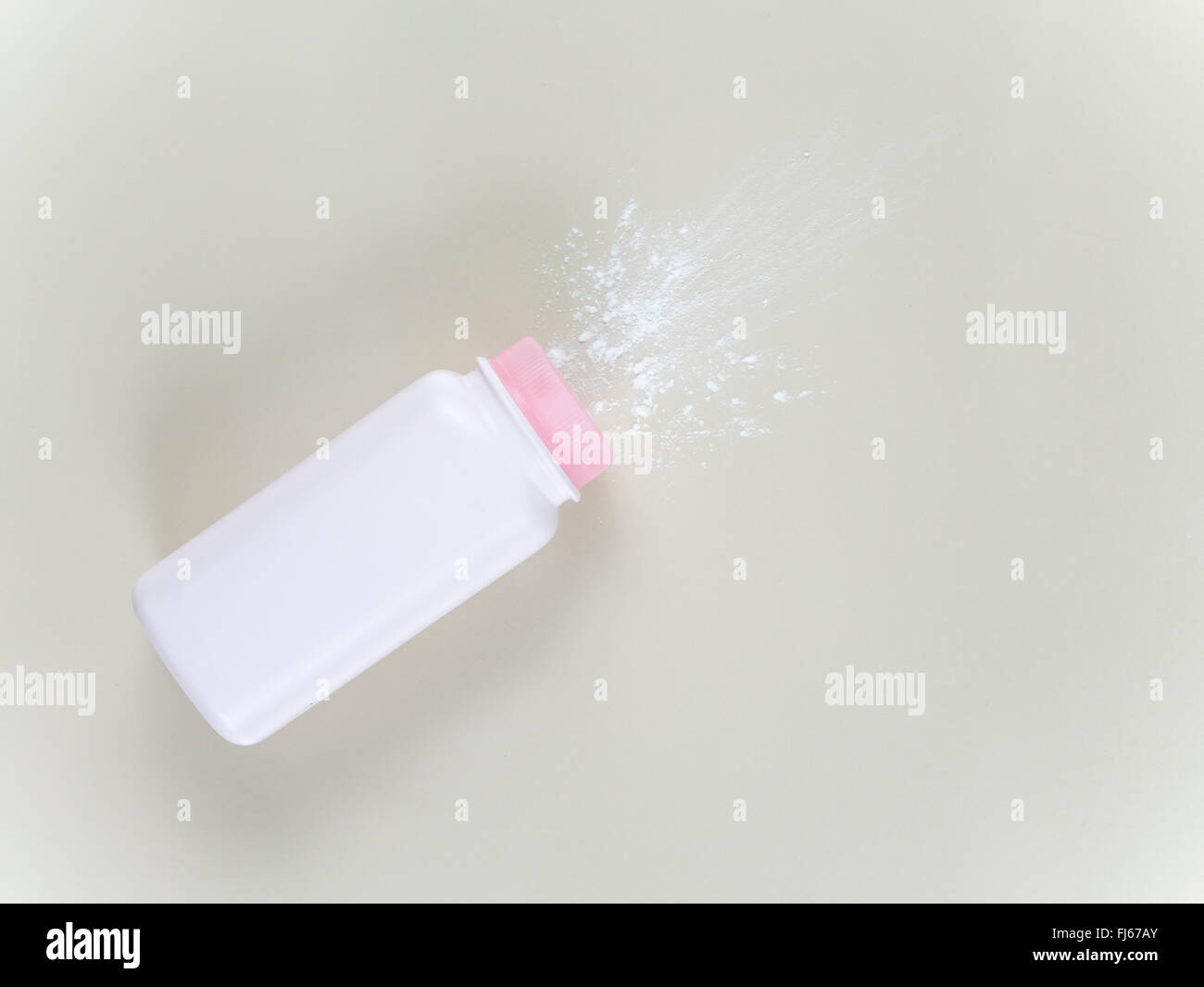 Bottiglia di polvere per neonati e baby polvere caduta versato sul pavimento Foto Stock