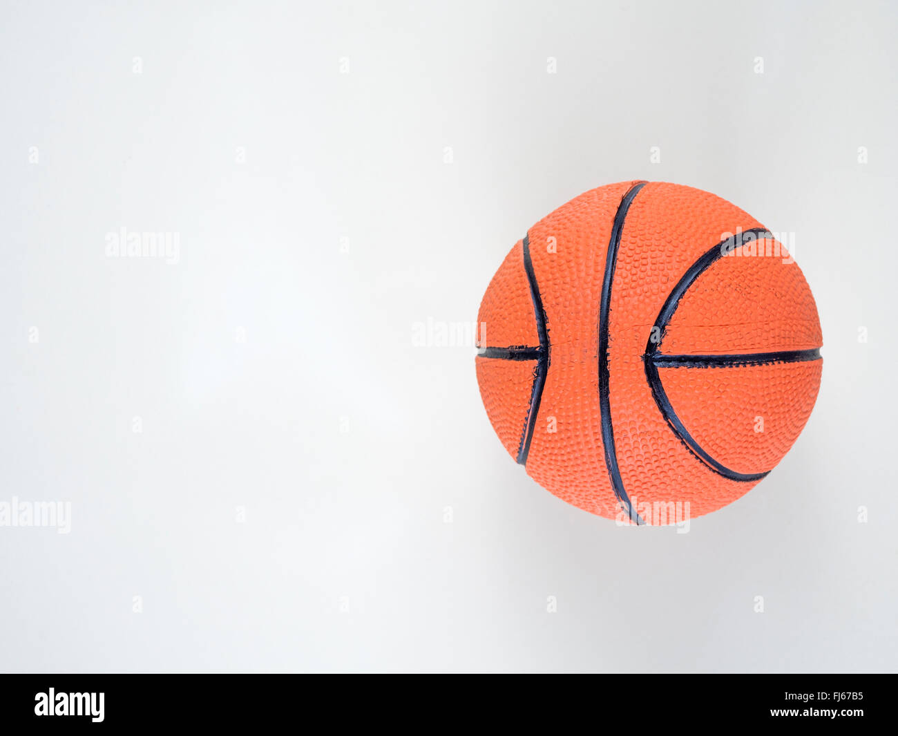 Piccolo basketballs sul pavimento Foto Stock
