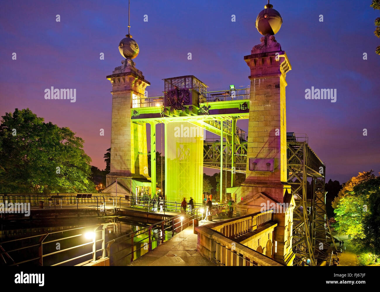 Illuminata Henrichenburg boat lift, in Germania, in Renania settentrionale-Vestfalia, la zona della Ruhr, Waltrop Foto Stock