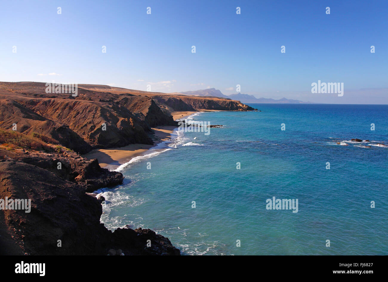 Costa rocciosa e navigare in Spiaggia La Pared presso la west coast, Isole Canarie Fuerteventura Foto Stock
