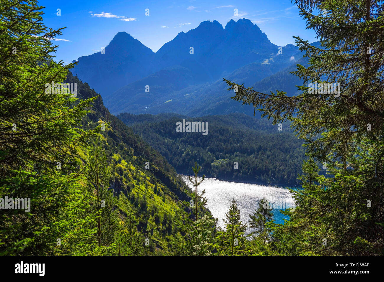 Vista da Fern Pass in montagna lago Blindsee con montagne del Wetterstein , Austria, Tirolo Foto Stock