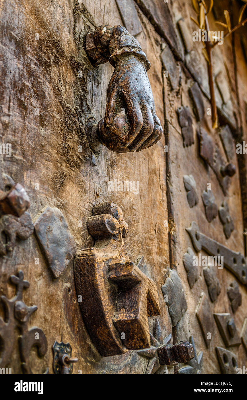 Knocher porta in un medioevo porta in Lizarra-Estella, Navarra, Spagna Foto Stock