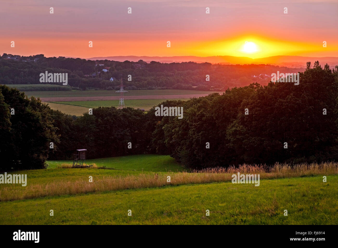 Suggestivo tramonto in un paesaggio collinare nei pressi di Herford al Weserbergland, in Germania, in Renania settentrionale-Vestfalia, East Westfalia, Herford Foto Stock