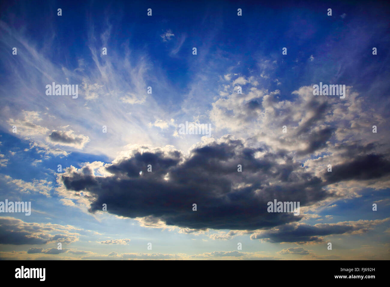 Sun dietro la nube scura, Germania Foto Stock