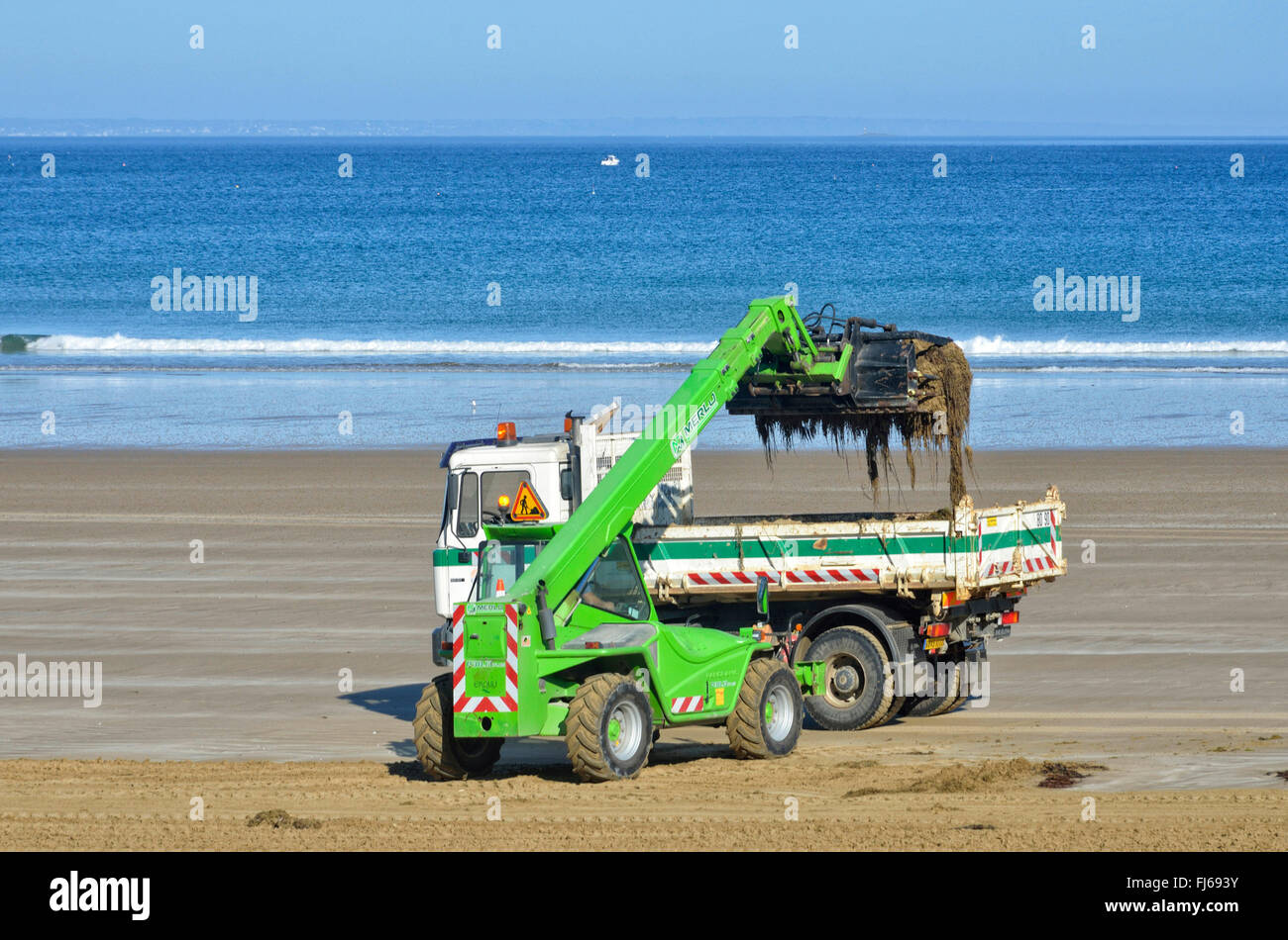 La pulizia della spiaggia sabbiosa dal caricatore e carrello, Francia Bretagna, Caroual, Erquy Foto Stock