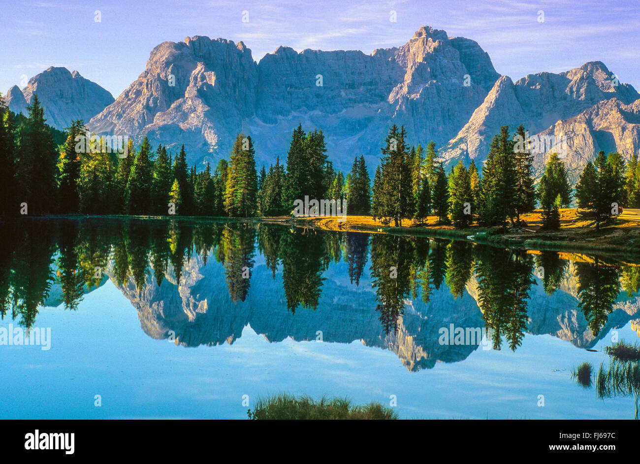 Marmarole gruppo montuoso del mirroring in montagna lago in fondo Tre Cime di Lavaredo, Italia, Alto Adige, Dolomiti Foto Stock