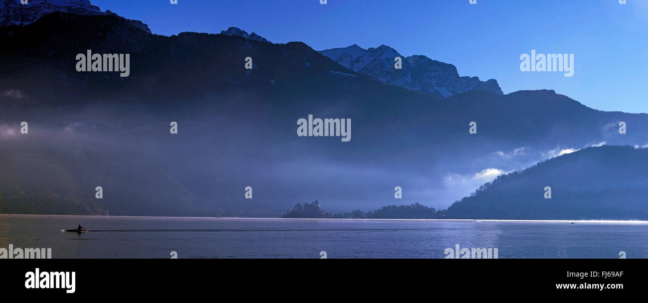 Il lago di Annecy nella nebbia mattutina, Chateau de Duingt im Hintergrund, Francia, Savoie, Haute Savoie Foto Stock