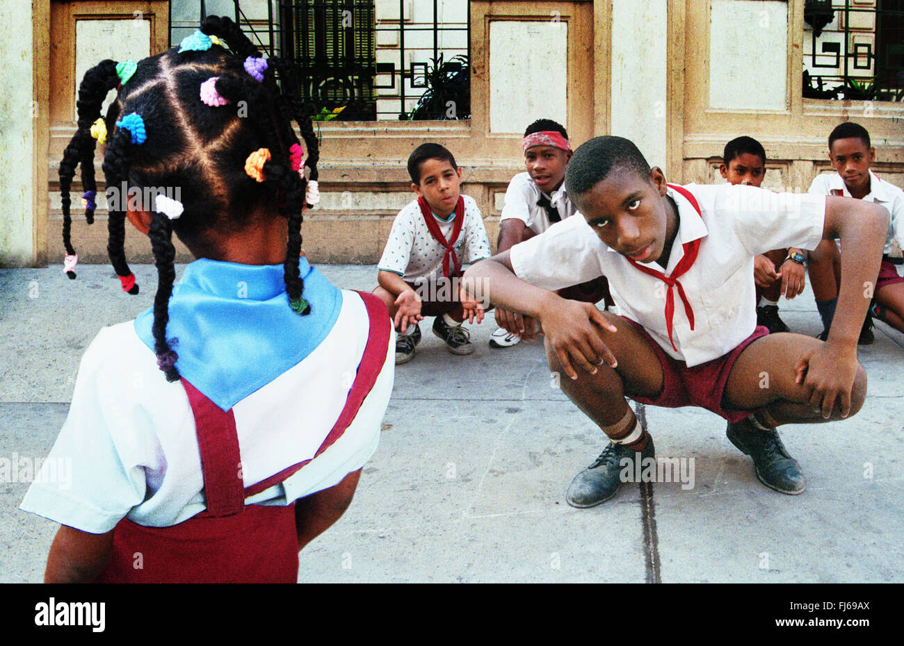 Gli alunni cubani che indossano uniformi scolastiche, accovacciato., Cuba Foto Stock