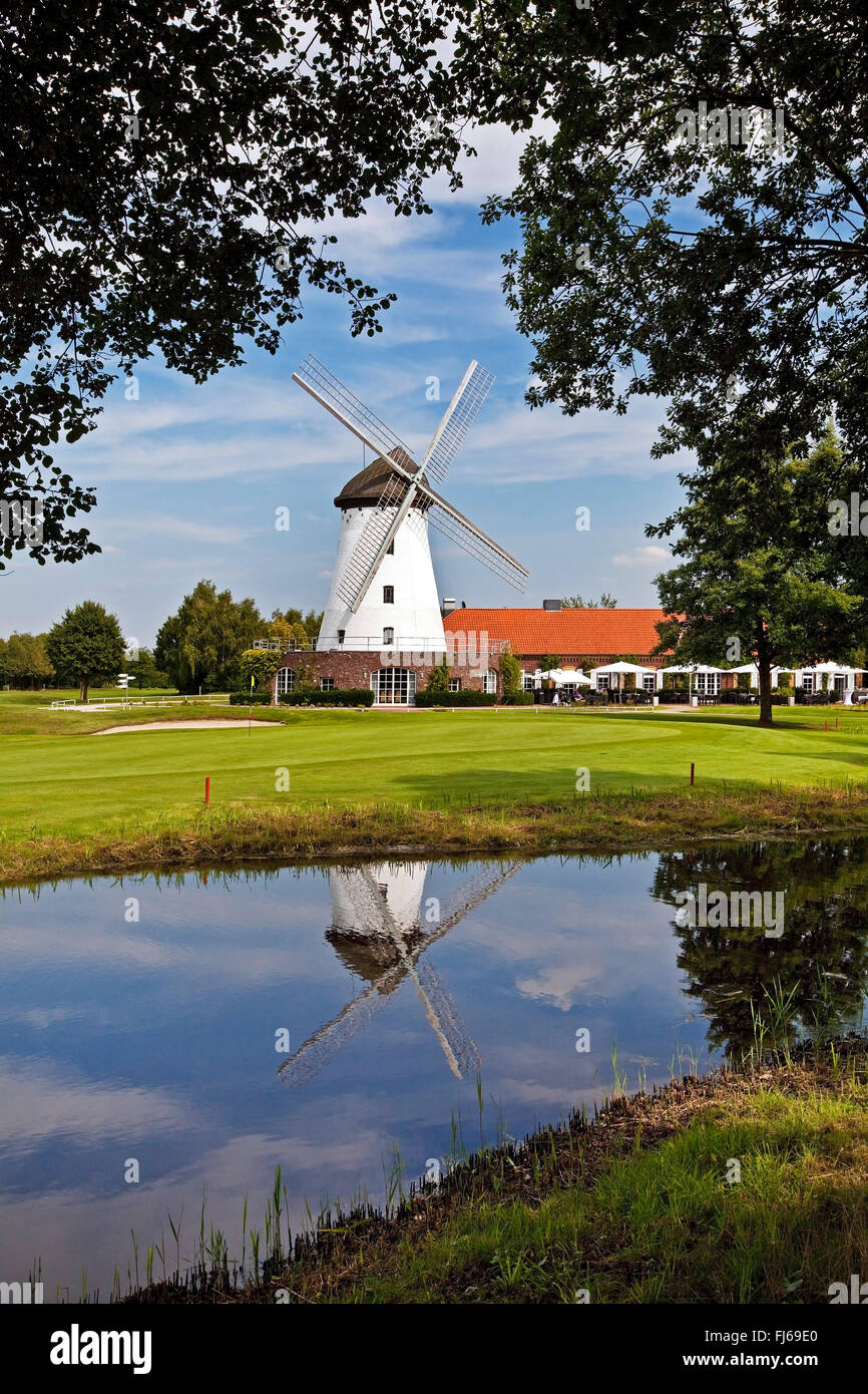 Elfrath mulino con campo da golf, in Germania, in Renania settentrionale-Vestfalia, Basso Reno, Krefeld Foto Stock