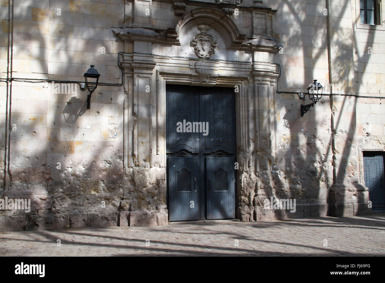 Le pareti della chiesa nella città vecchia pockmarked con fori di proiettile dalla Spaish Guerra civile quando è stato usato come un sito di esecuzione bar Foto Stock