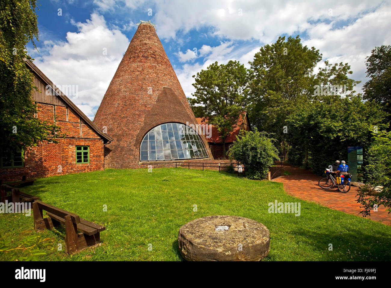Torre di vetro della fabbrica del vetro Gernheim, in Germania, in Renania settentrionale-Vestfalia, East Westfalia, Petershagen Foto Stock