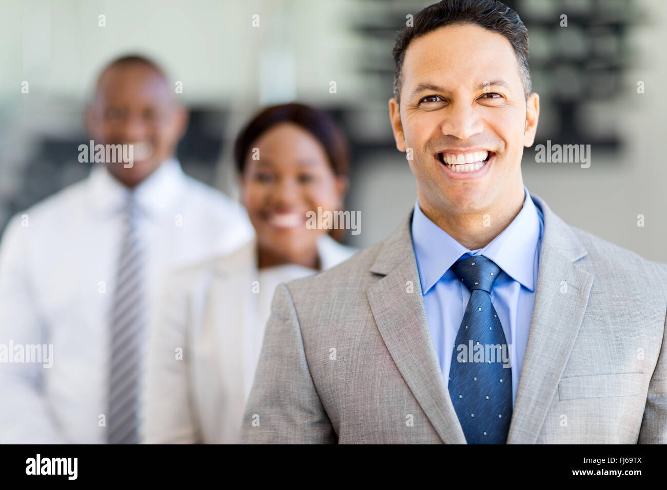Bello imprenditore con business team sullo sfondo Foto Stock