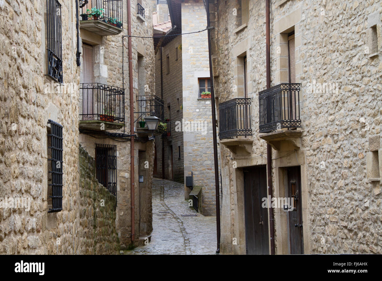 Stretta strada in pietra nel borgo medievale di Sos del Rey Catolico Spagna Foto Stock