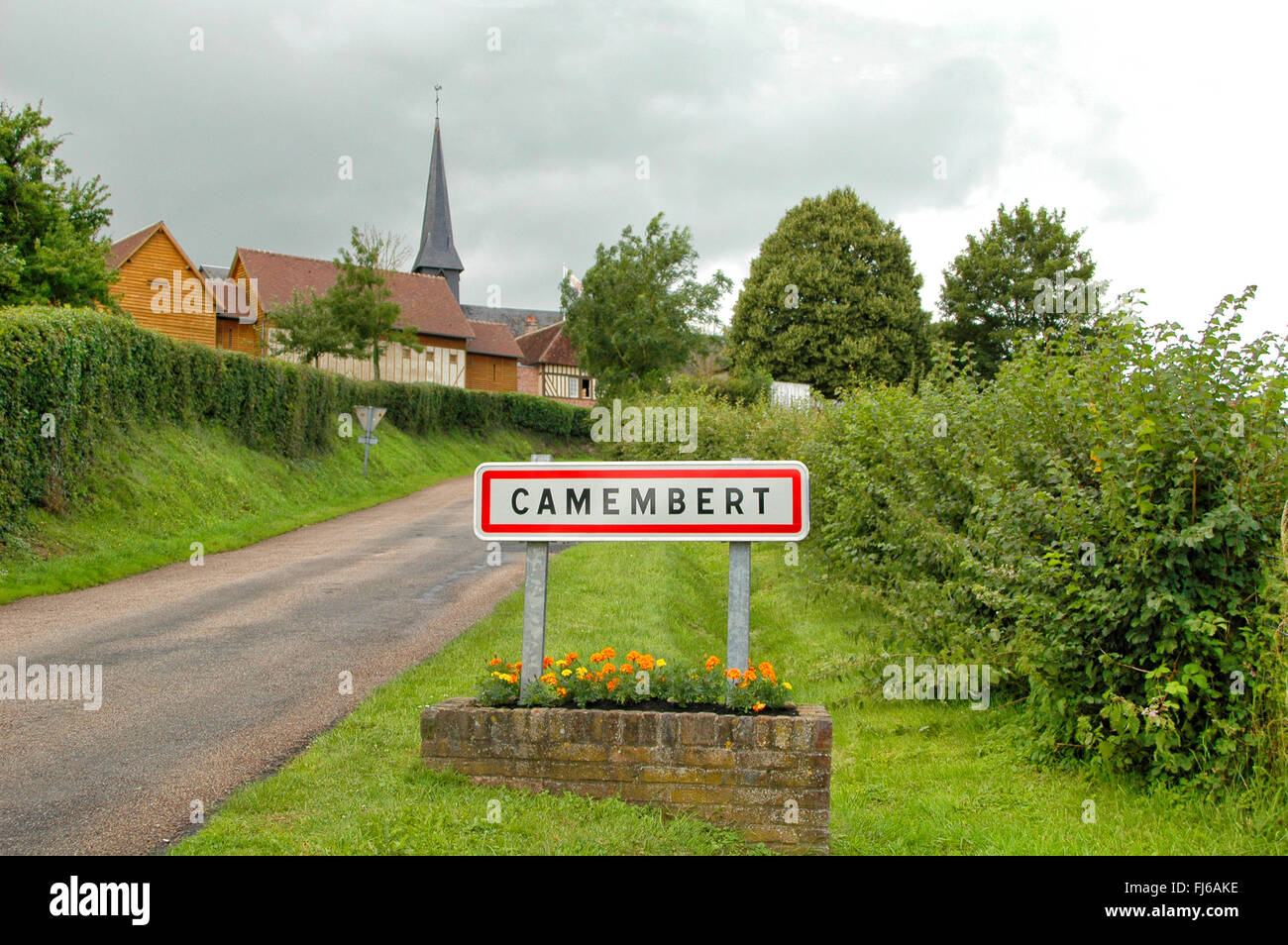Città segno limite di camembert, luogo di origine di formaggio camembert, Francia, Normandia, Bassa Normandia, Camembert Foto Stock