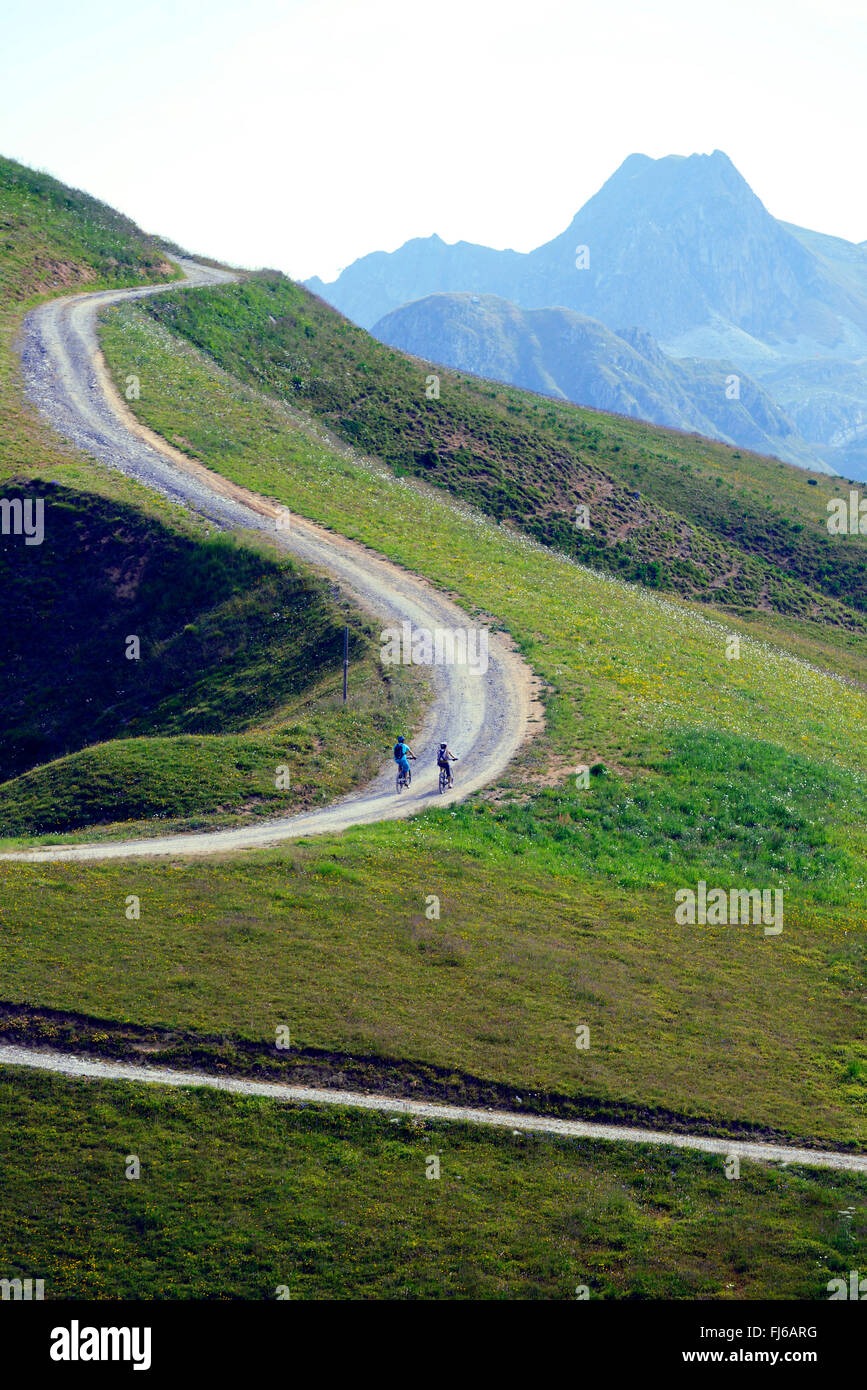 Due pedelec biker in salita un sentiero di montagna, Francia, Savoie, La Plagne Foto Stock