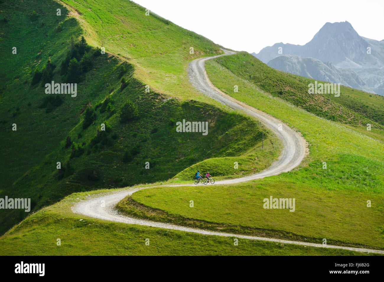 Due pedelec biker in salita un sentiero di montagna, Francia, Savoie, La Plagne Foto Stock