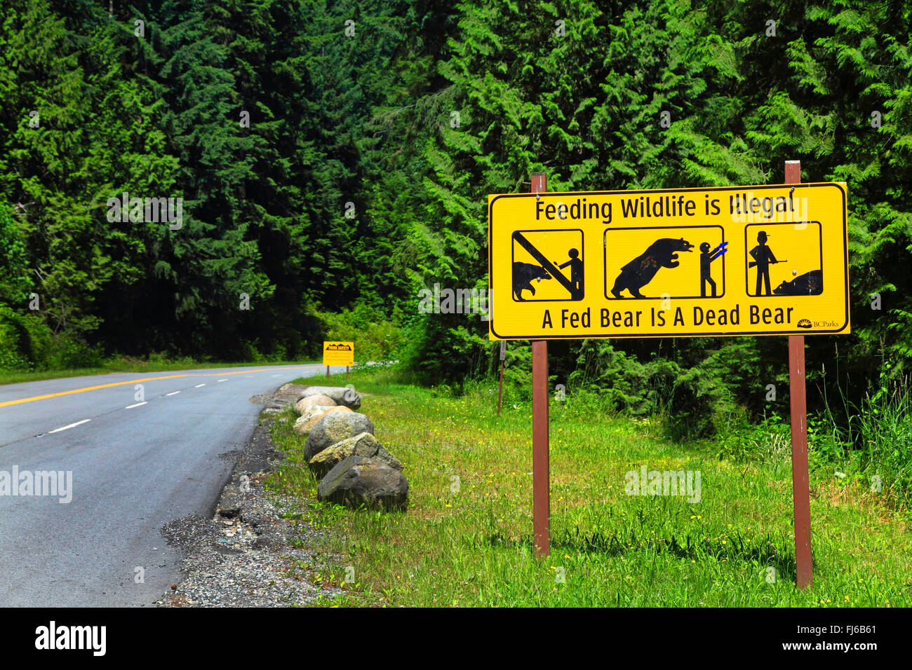 Segnale di avviso alimentazione degli orsi neri vietato, Canada, North Vancouver, Mt Seymore Road Foto Stock