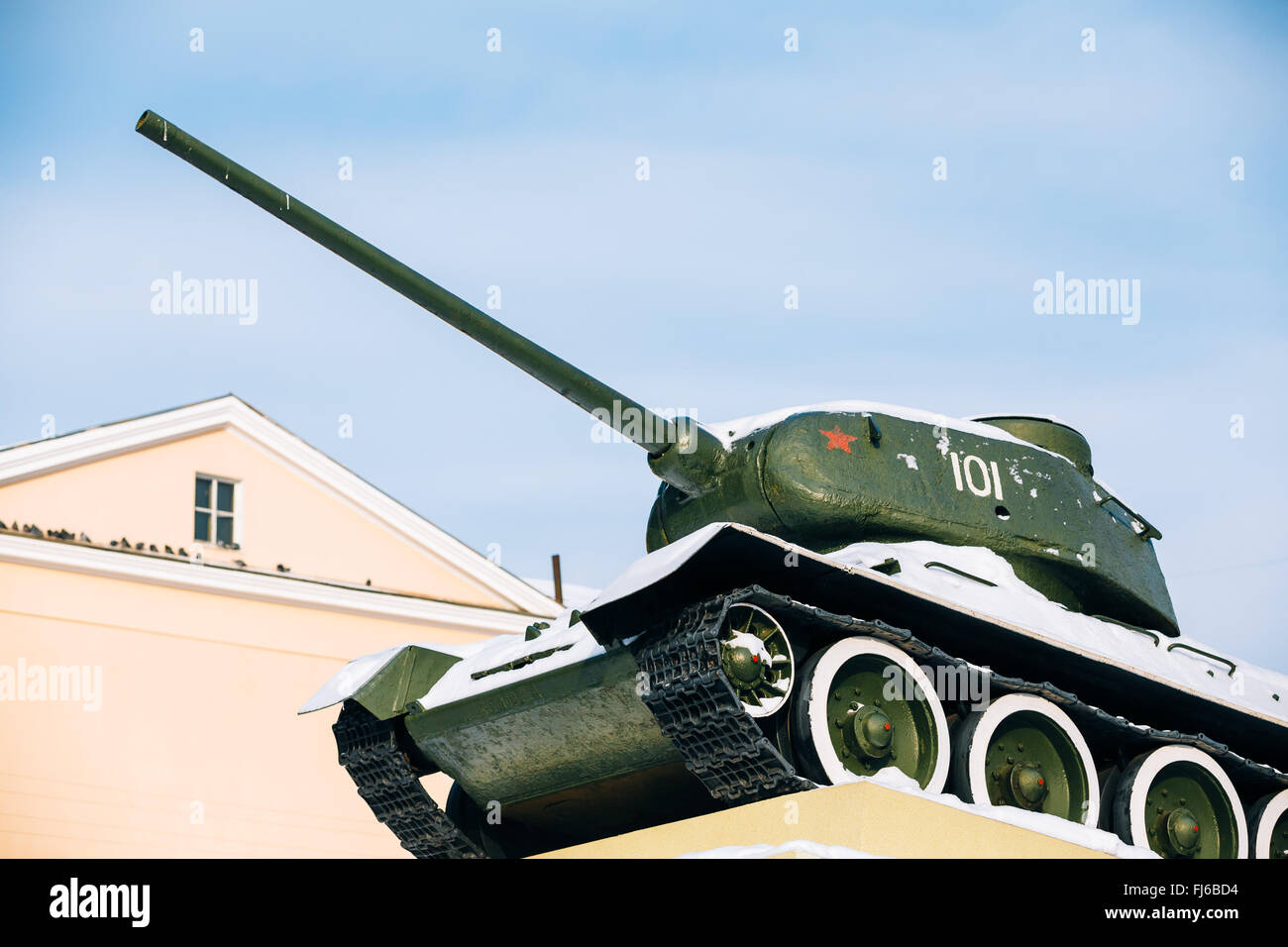 Gomel, Bielorussia - 23 Gennaio 2016: il vecchio carro armato sovietico T-34 come il monumento al soldato sovietico liberato Gomel. Bielorussia Foto Stock