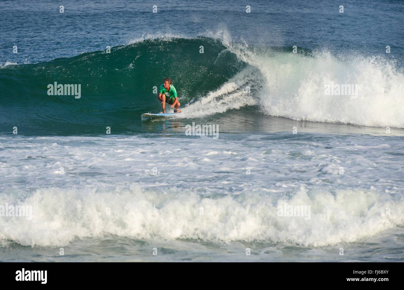Surfer a cavallo di un onda, Francia, dipartimento delle Landes, Hossegor Foto Stock