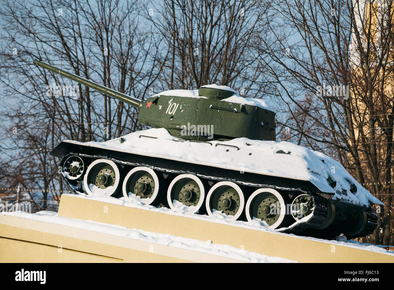 Gomel, Bielorussia - 23 Gennaio 2016: il vecchio carro armato sovietico T-34 come il monumento al soldato sovietico liberato Gomel. Bielorussia Foto Stock