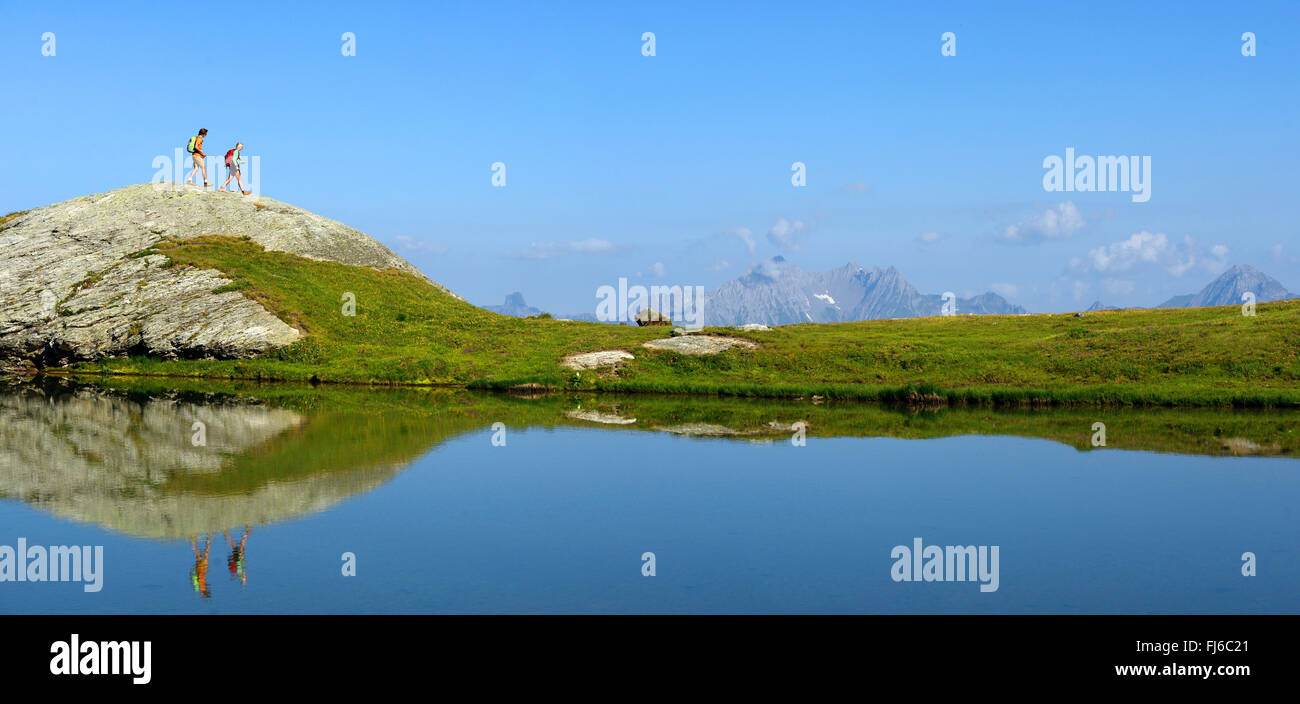 Due escursionisti in montagna lago Lac des Moutons, Mont Pourri in background, Francia, Savoie, Parco Nazionale della Vanoise Foto Stock
