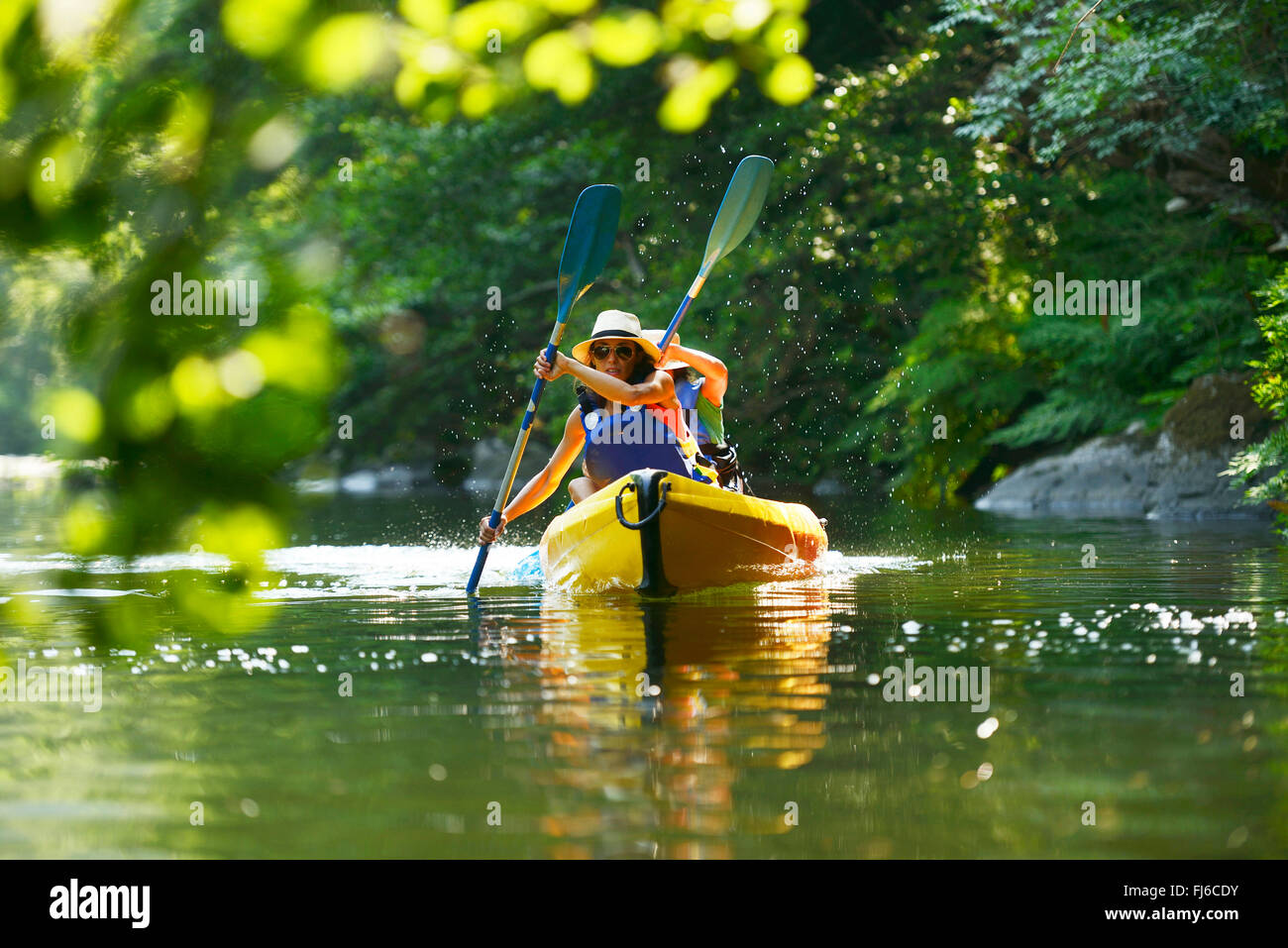 Due donne in canoa sul fiume Golo, Francia, Corsica, Bastia Foto Stock