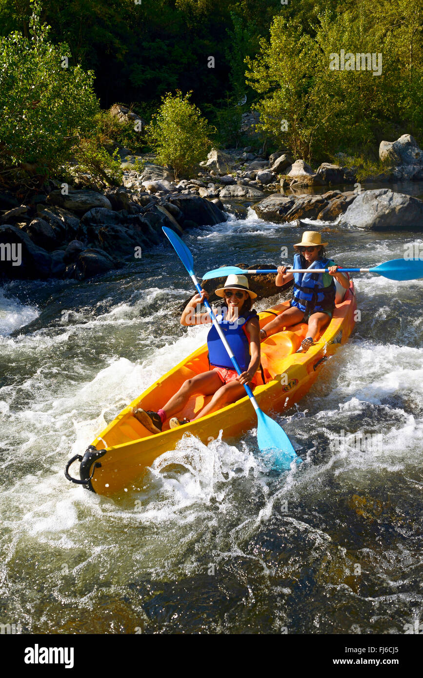 Due donne in canoa sul fiume Golo, Francia, Corsica, Bastia Foto Stock