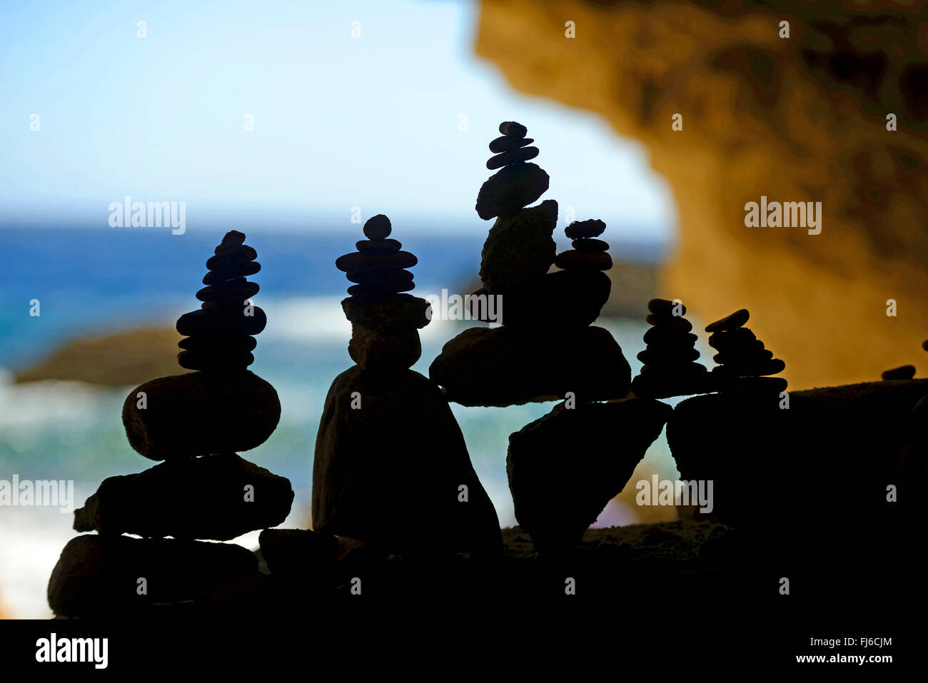 Cairns all'ombra presso la costa rocciosa, Francia, Corsica, Bonifacio Foto Stock