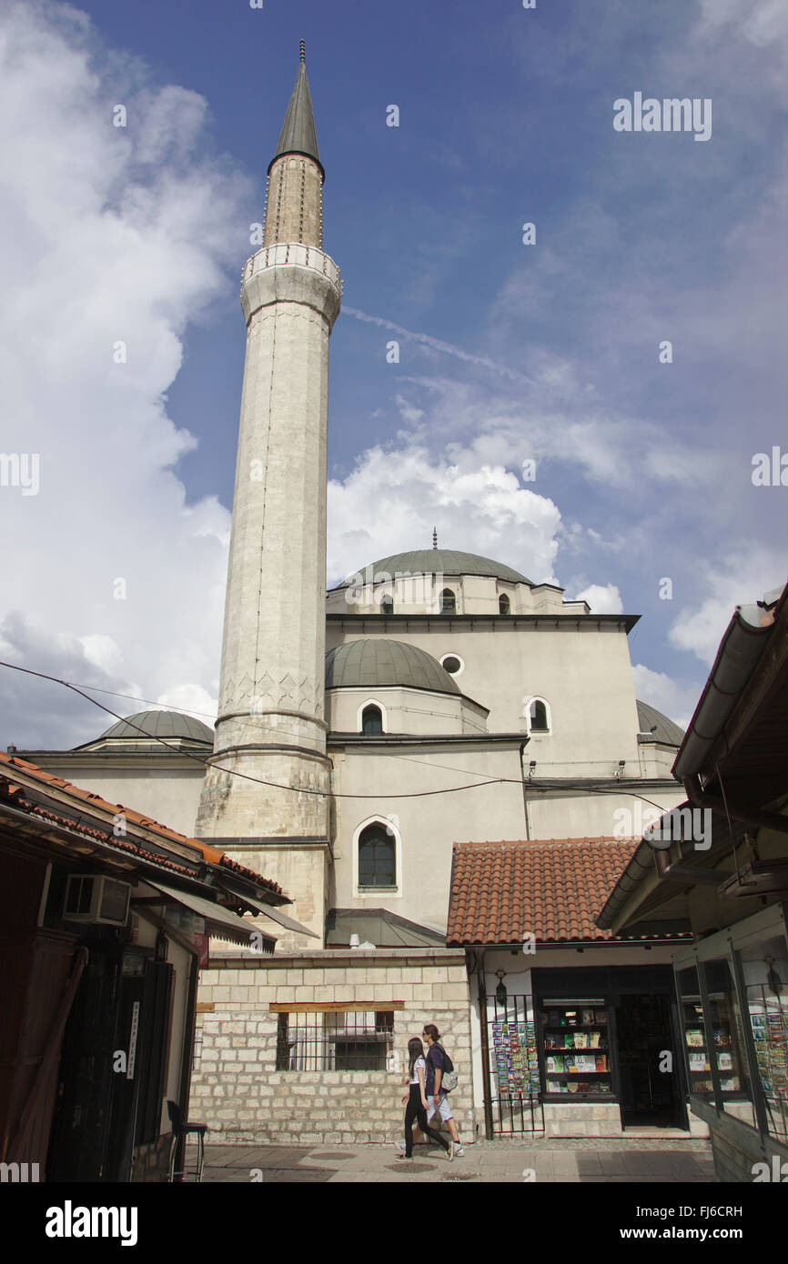 Sarajevo, Gazi Husrev-beg moschea, minareto e cupola, dark cloud, luce della sera, Bosnia Erzegovina Foto Stock