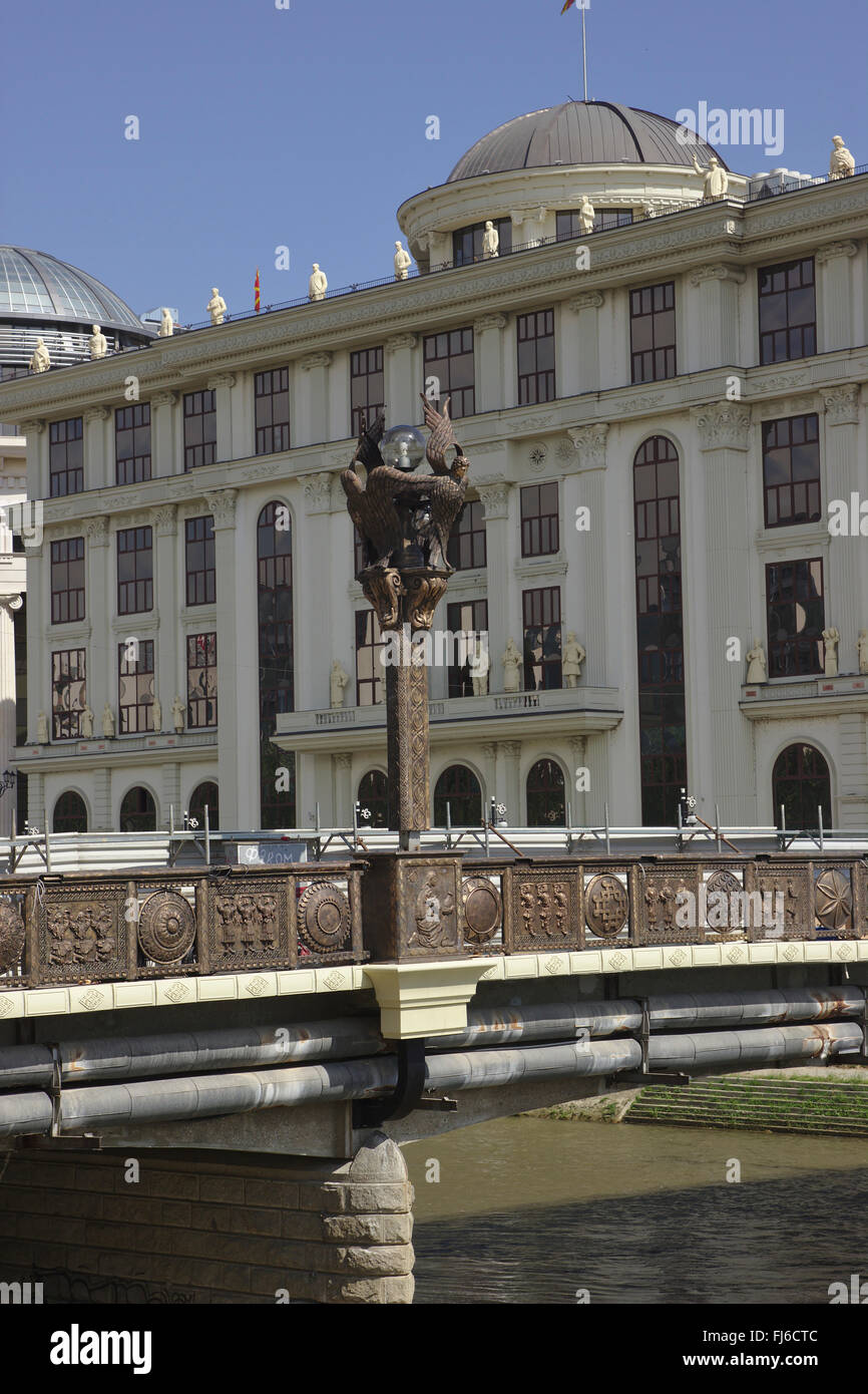 Il ponte ricostruito e nuovo Ministero degli Affari Esteri, Skopje, Macedonia Foto Stock