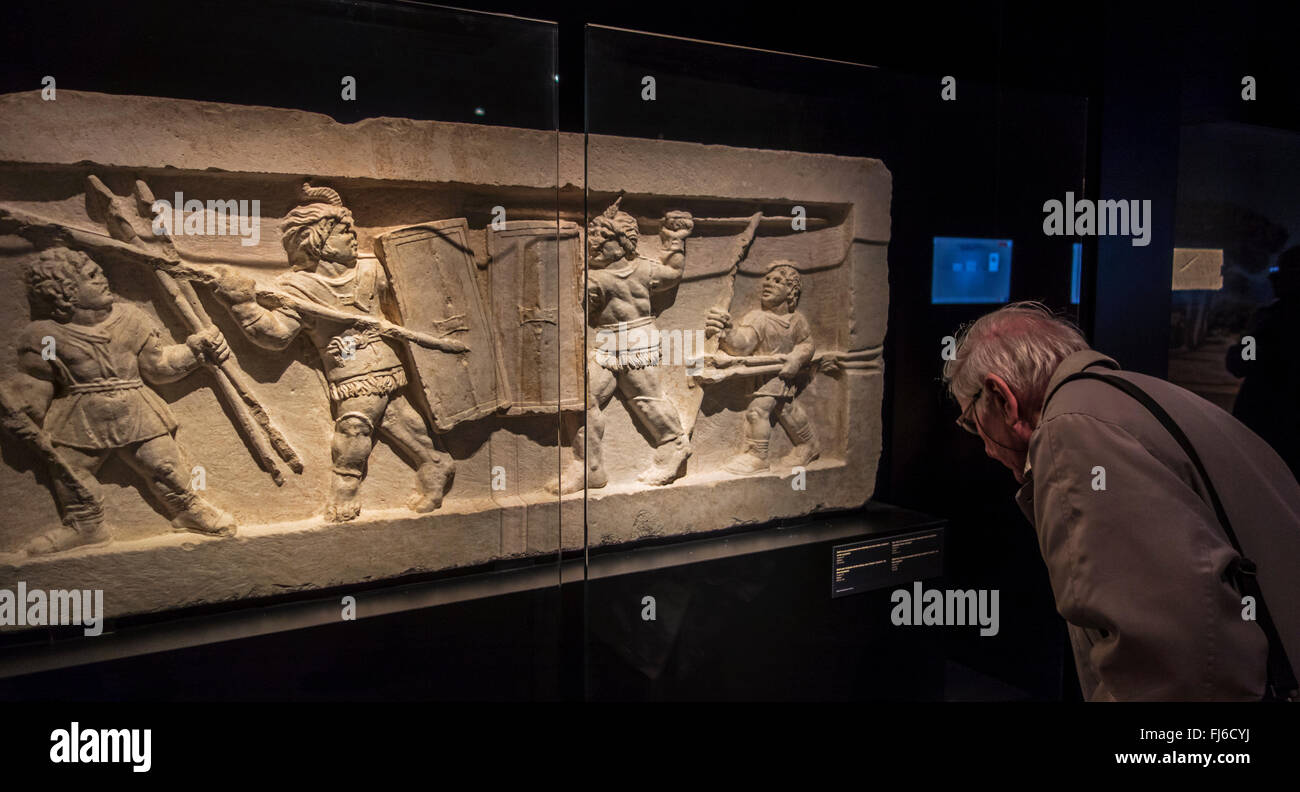 Tomba di frammento di rilievo che mostra i gladiatori combattono in Roma antica nel Gallo-Romeins / Gallo Museo Romano, Tongeren, Belgio Foto Stock