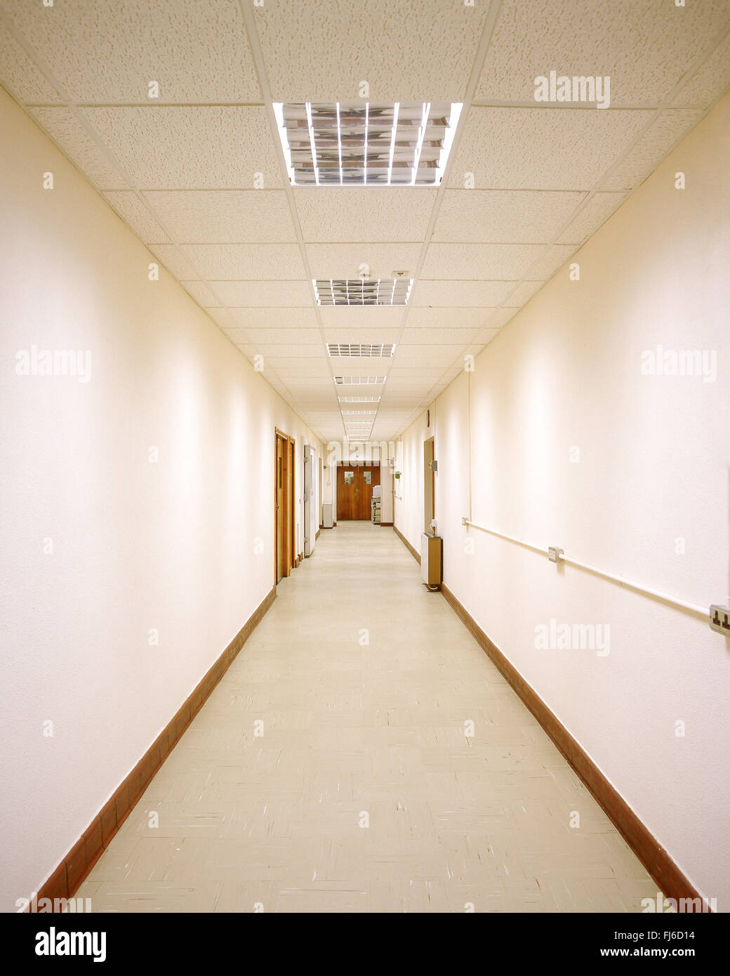 Lungo corridoio di edificio commerciale, Staines-upon-Thames, Surrey, England, Regno Unito Foto Stock