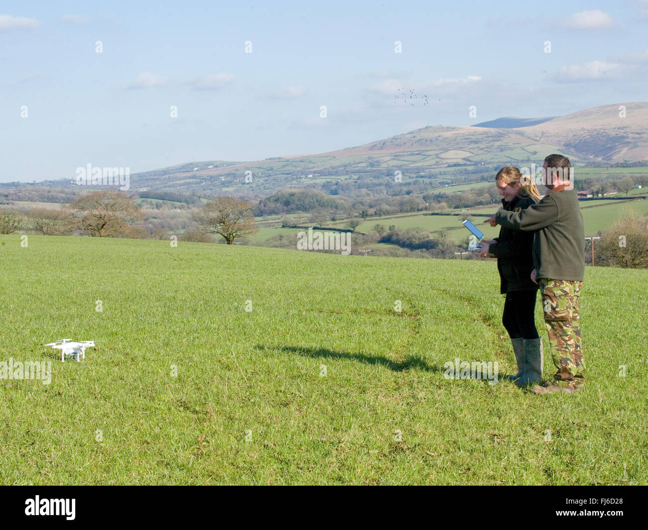 Insegnamento a studenti come volare un drone Foto Stock