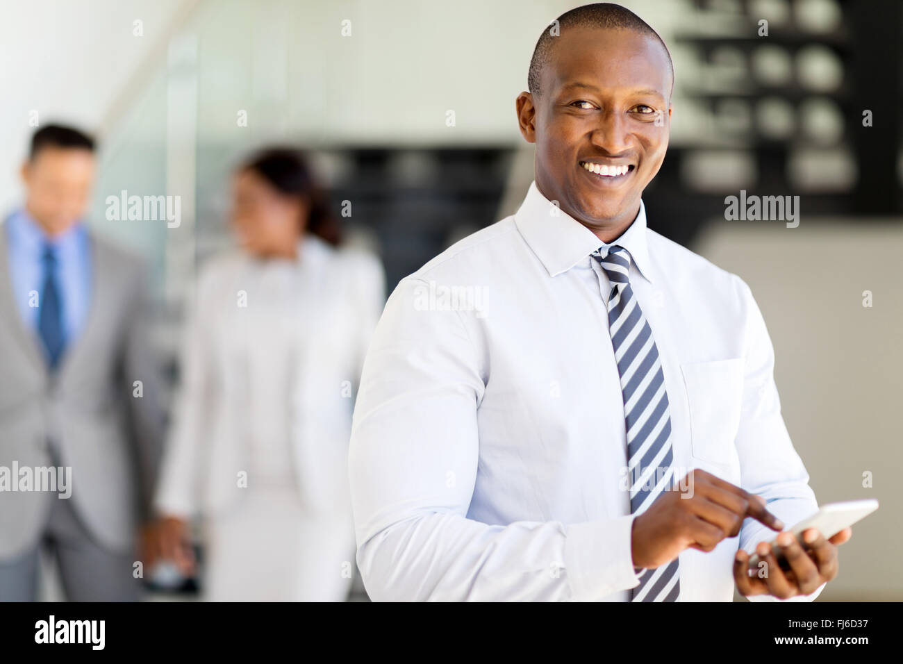 Ritratto di moderno imprenditore africano sms sul cellulare Foto Stock